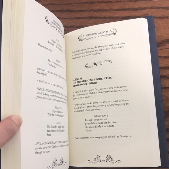 Fantastic beasts the original screenplay, hardcover, like new - Picture 8 of 8